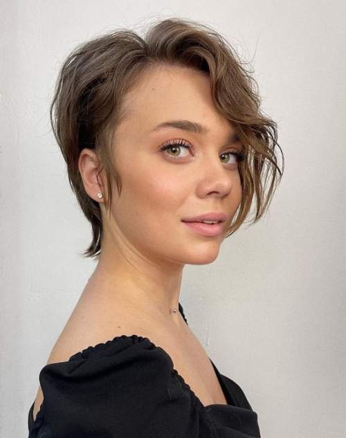 Coupes de cheveux jeunes à la mode 2022 avec une frange: types, photos