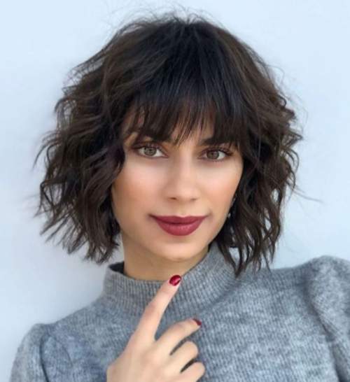 Coupes de cheveux jeunes à la mode 2022 avec une frange: types, photos