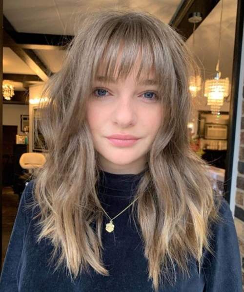 Coupes de cheveux jeunes à la mode 2022 avec une frange: types, photos