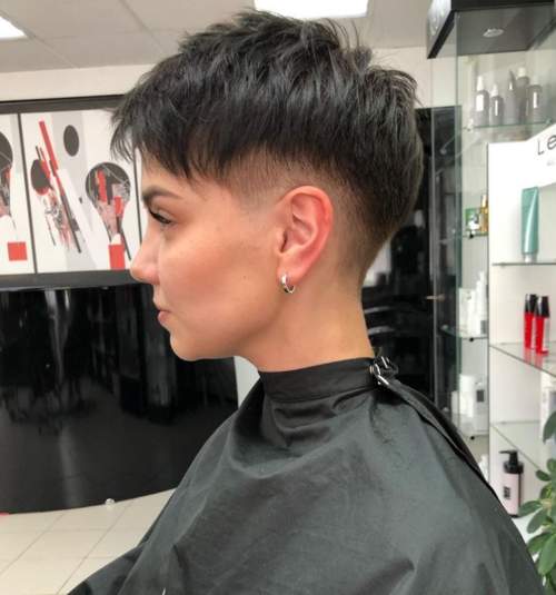 Coupes de cheveux jeunes à la mode 2022 avec une frange: types, photos