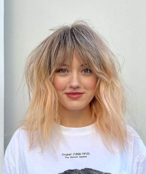 Coupes de cheveux jeunes à la mode 2022 avec une frange: types, photos