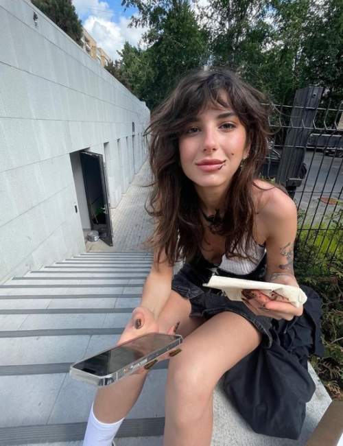 Coupes de cheveux jeunes à la mode 2022 avec une frange: types, photos