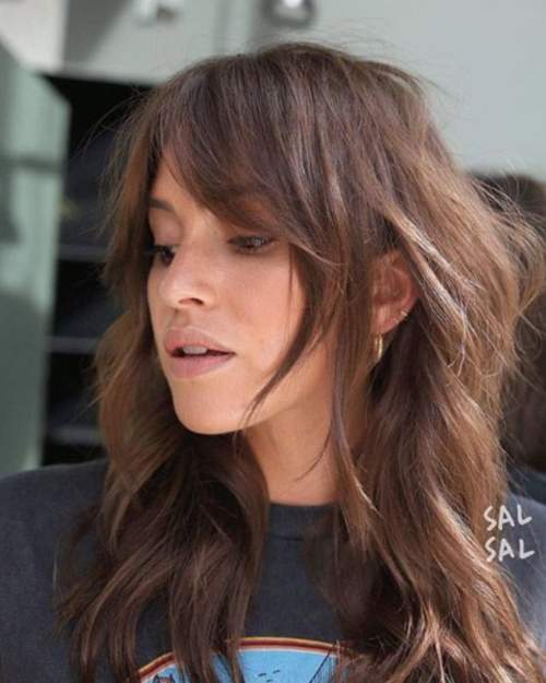 Coupes de cheveux jeunes à la mode 2022 avec une frange: types, photos