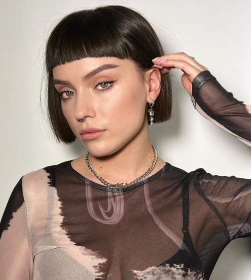 Coupes de cheveux jeunes à la mode 2022 avec une frange: types, photos