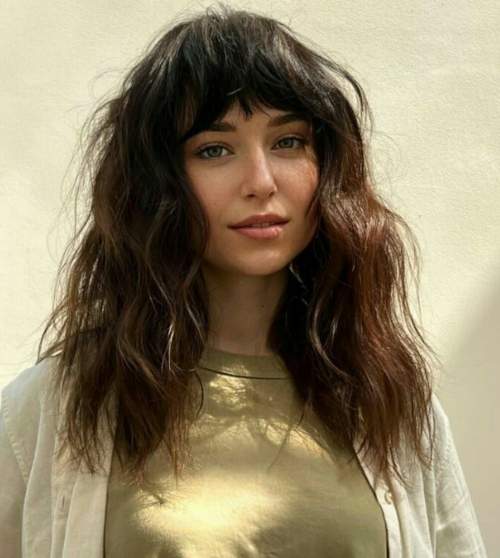 Coupes de cheveux jeunes à la mode 2022 avec une frange: types, photos