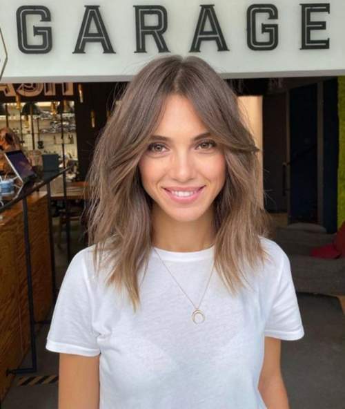 Coupes de cheveux jeunes à la mode 2022 avec une frange: types, photos