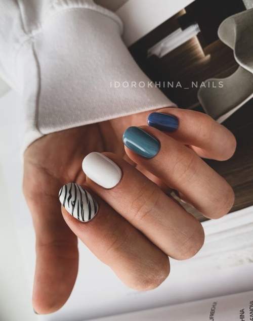 Zèbre sur les ongles colorés