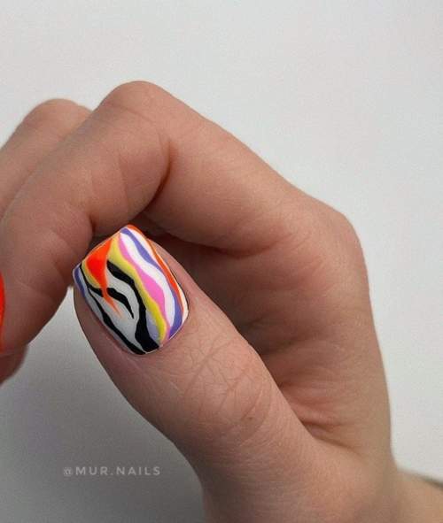 Ongles zébrés multicolores