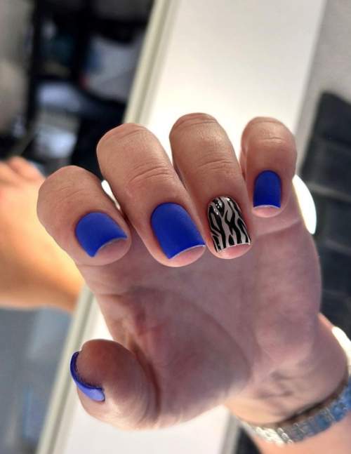 Manucure zèbre bleu mat