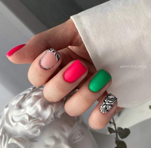 Ongles et zèbre rouge-vert