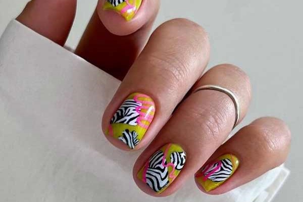 Imprimé zèbre sur les ongles