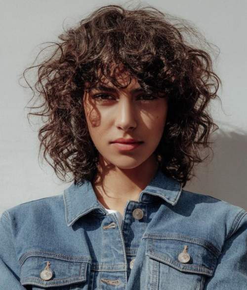 Boucles et hirsutes de longueur moyenne