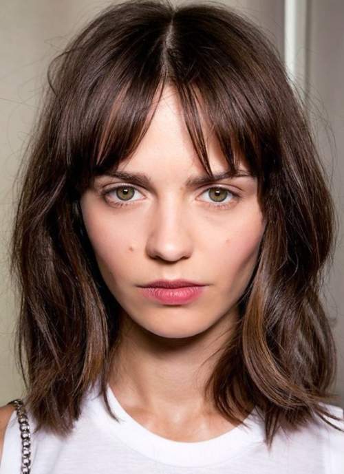 Shaggy sur cheveux mi-longs raides