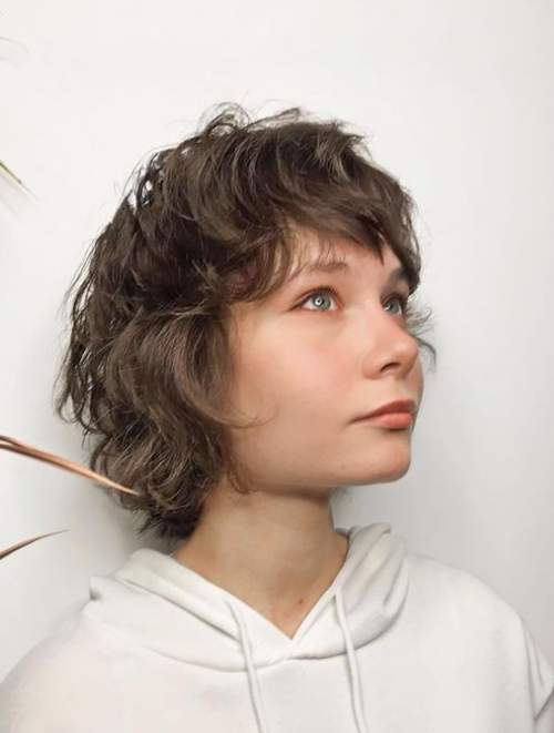 Coupe de cheveux hirsute pour cheveux mi-longs: nouvelle photo 2022
