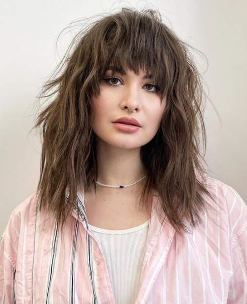 Coupe de cheveux hirsute pour cheveux mi-longs: nouvelle photo 2022