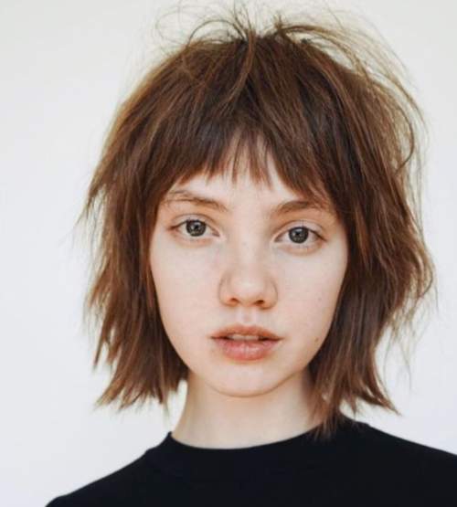 Coupe de cheveux hirsute pour cheveux mi-longs: nouvelle photo 2022