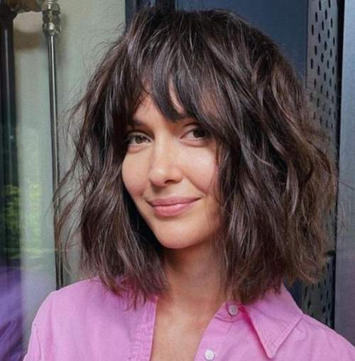 Coupe de cheveux hirsute pour cheveux mi-longs: nouvelle photo 2022