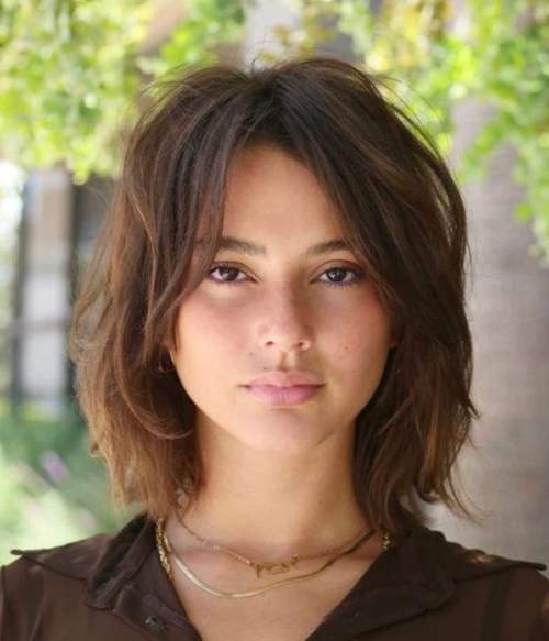 Coupe de cheveux hirsute pour cheveux mi-longs: nouvelle photo 2022