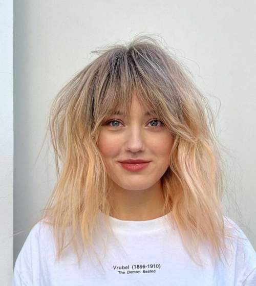 Coupe de cheveux hirsute pour cheveux mi-longs: nouvelle photo 2022