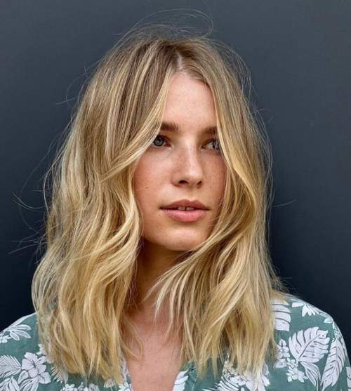 Coupe de cheveux hirsute pour cheveux mi-longs: nouvelle photo 2022