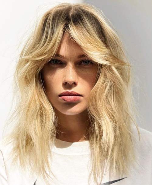 Coupe de cheveux hirsute pour cheveux mi-longs: nouvelle photo 2022