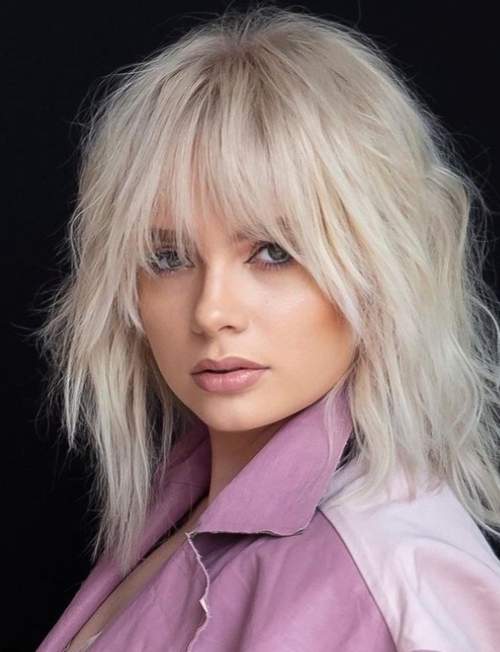 Coupe de cheveux hirsute pour cheveux mi-longs: nouvelle photo 2022