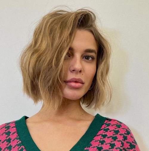 Coupe de cheveux hirsute pour cheveux mi-longs: nouvelle photo 2022