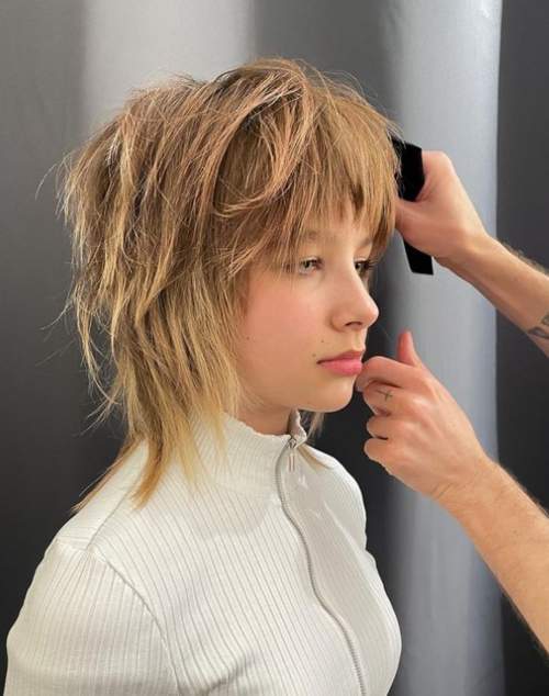 Coupe de cheveux hirsute pour cheveux mi-longs: nouvelle photo 2022