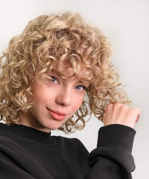 Coupe de cheveux hirsute pour cheveux mi-longs: nouvelle photo 2022