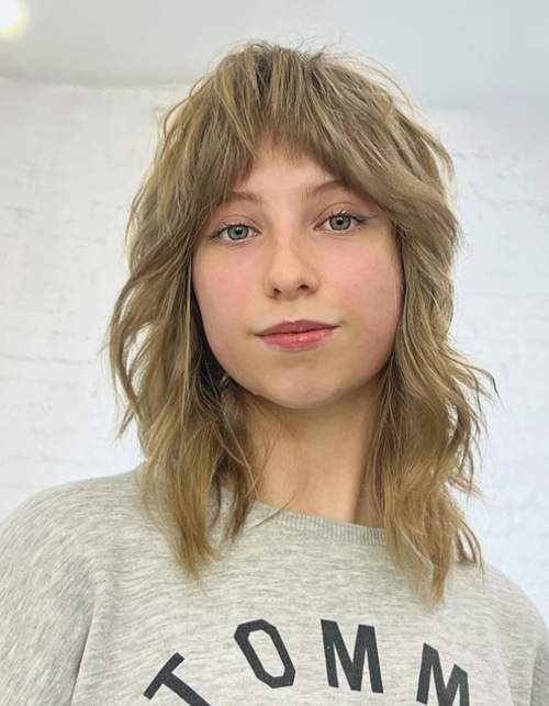 Coupe de cheveux hirsute pour cheveux mi-longs: nouvelle photo 2022