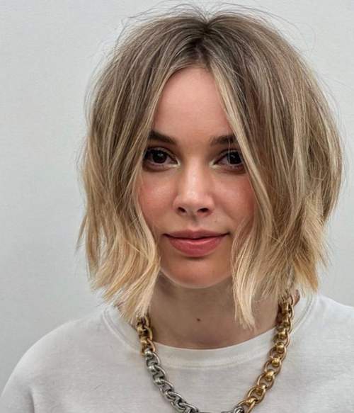 Coupe de cheveux hirsute pour cheveux mi-longs: nouvelle photo 2022