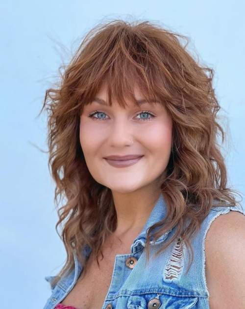 Coupe de cheveux hirsute pour cheveux mi-longs: nouvelle photo 2022