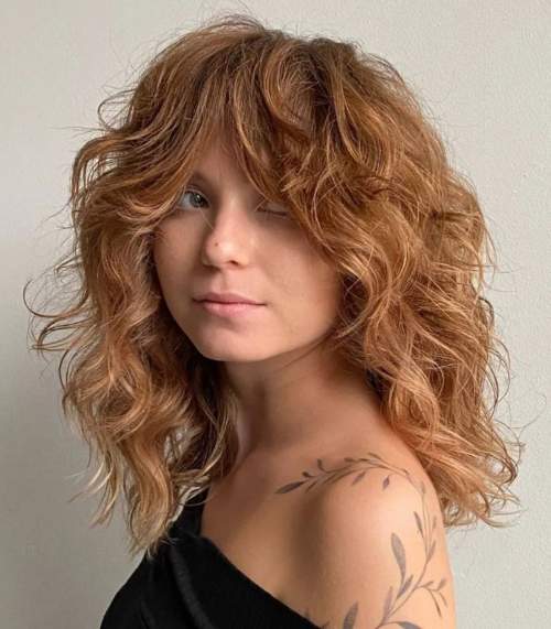 Coupe de cheveux hirsute pour cheveux mi-longs: nouvelle photo 2022