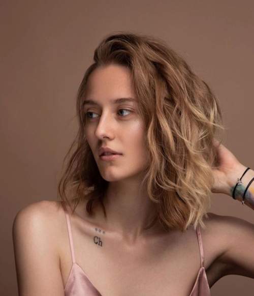 Coupe de cheveux hirsute pour cheveux mi-longs: nouvelle photo 2022