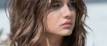 Coupe de cheveux hirsute pour cheveux mi-longs