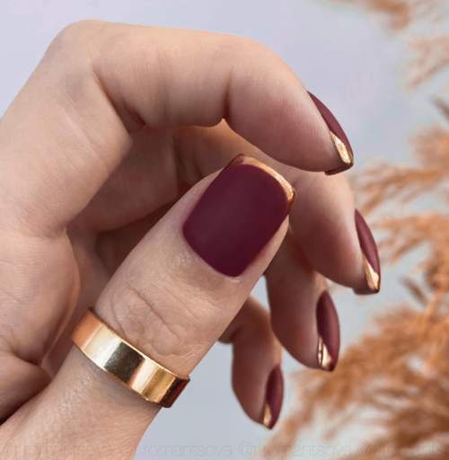 Manucure d'automne bordeaux pour ongles courts