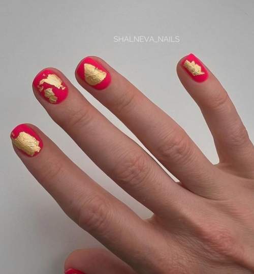 Manucure rouge avec feuille