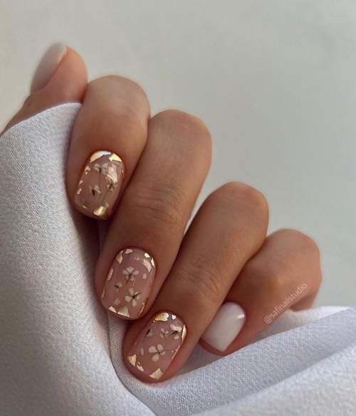 Manucure d'automne aux fleurs séchées pour ongles courts