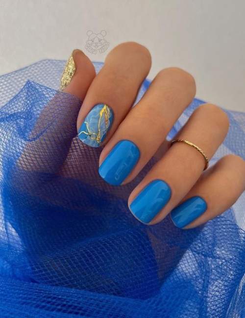 Manucure bleue au potal