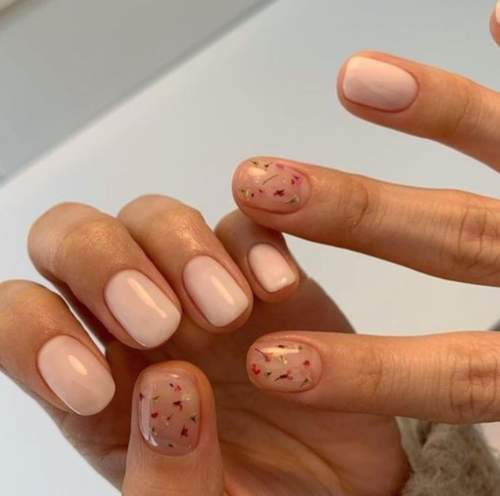 Manucure courte d'automne aux fleurs séchées