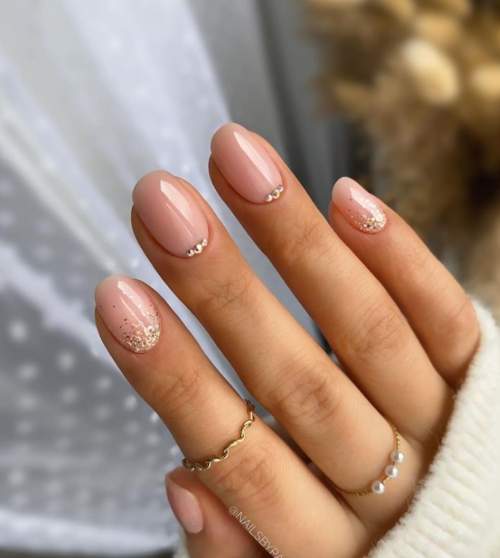 Paillettes et strass sur ongles courts