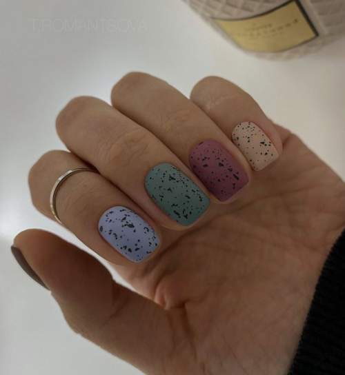 Manucure d'automne à pois