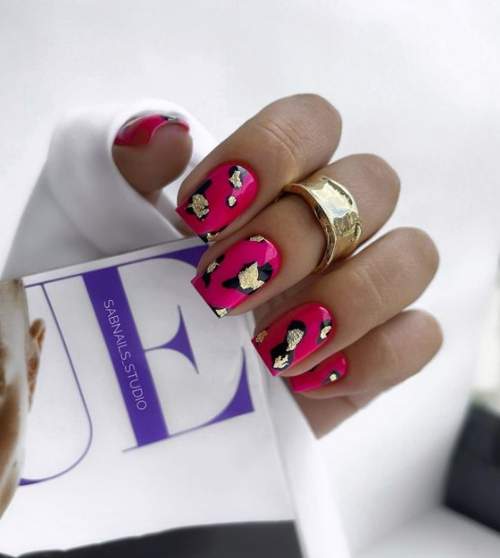 Manucure dorée avec imprimés