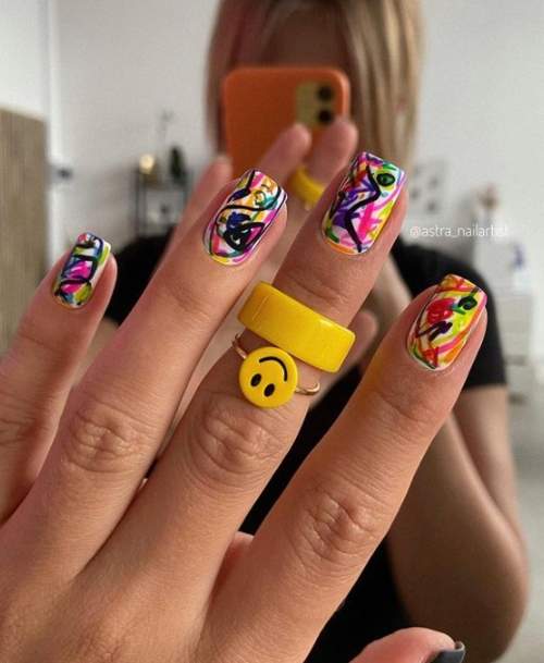 Graffitis sur ongles courts