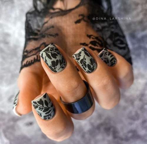 Manucure d'automne avec des feuilles