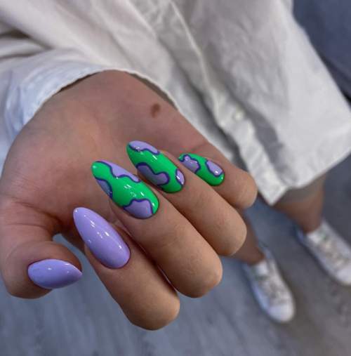 Manucure violette aux amandes d'automne