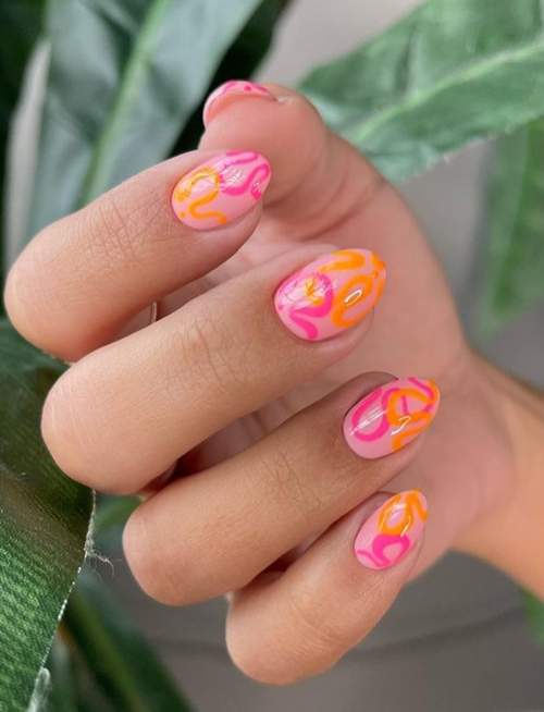 Manucure courte d'automne aux amandes