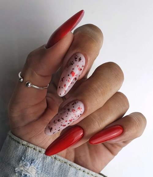 Manucure rouge pour les ongles en amande