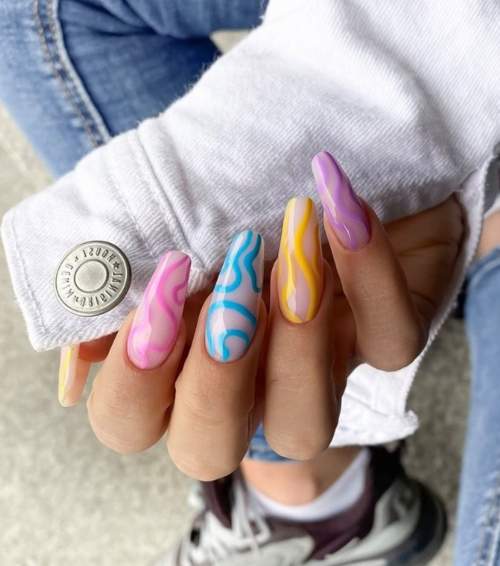 Amandes aux ongles longs et pointus