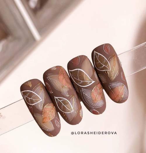 Dessins de feuilles sur les ongles